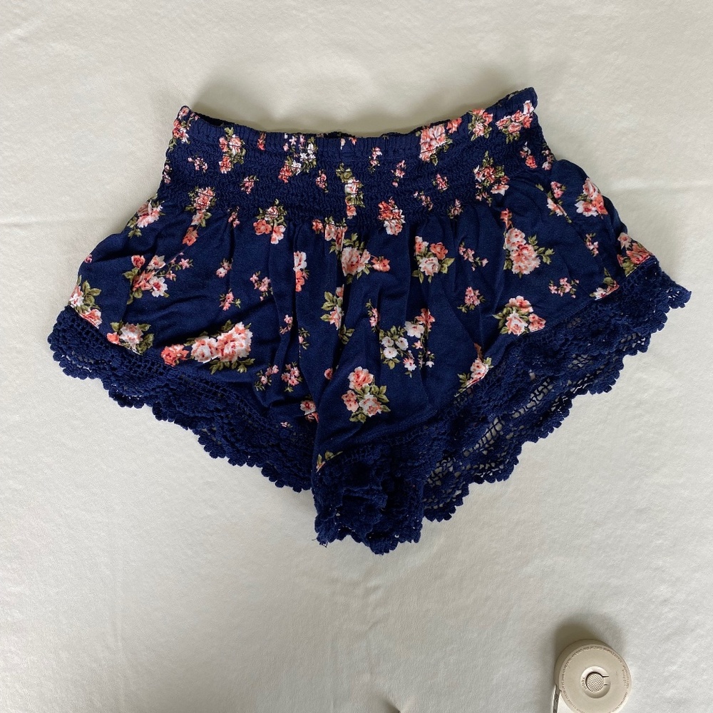 Forever 21 Floral Shorts with Navy Lace Trim - Womens Size M - EUC